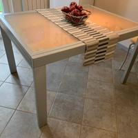 TAVOLO IN METALLO E VETRO