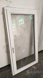 finestra completa in PVC a vasistas