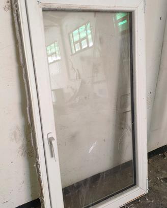 finestra completa in PVC a vasistas