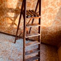 Scala vintage di design pieghevole in legno