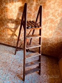Scala vintage di design pieghevole in legno