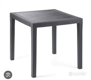 Tavolo con sedie da giardino