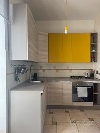 Cucina angolare completa con elettrodomestici