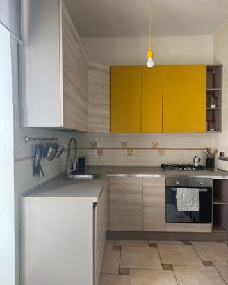 Cucina angolare completa con elettrodomestici