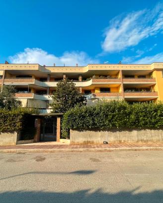 Appartamento con terrazzo, doppio giardino e box