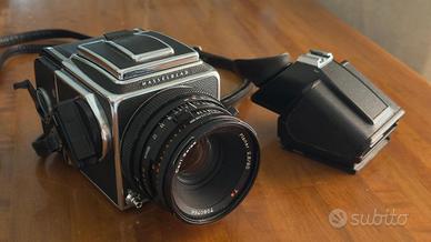 Hasselblad 500 C/M con 80mm Planar e pentaprisma