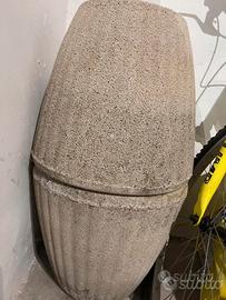 Vasi in cemento e ghiaia