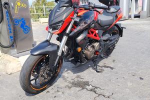 Moto naked QJ Motor SRK 400 pat A2