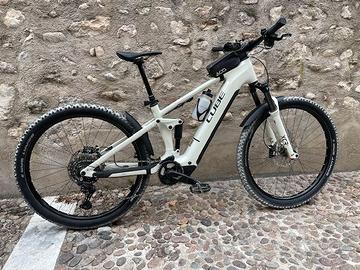 CUBE STEREO HYBRID ONE22 PRO 800        KM 400