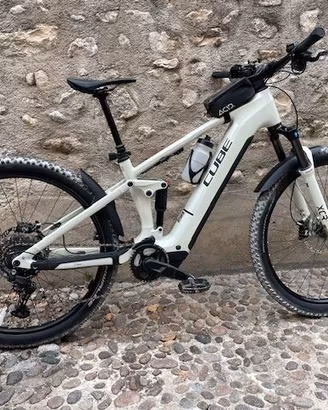 CUBE STEREO HYBRID ONE22 PRO 800        KM 400