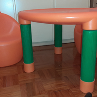 Tavolino per bambini con due sedie