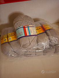 Gomitoli di pura lana vergine grigio perla