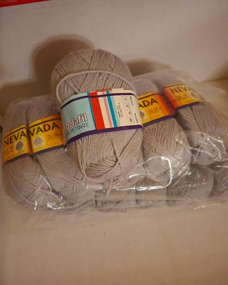 Gomitoli di pura lana vergine grigio perla