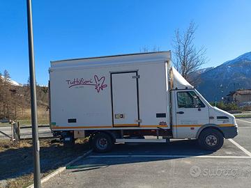 Camion 59q coibentato con tenda e sponda idraulica