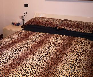 Letto tipo tatami in legno con testiera laccata