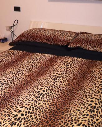 Letto tipo tatami in legno con testiera laccata