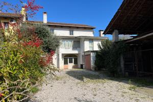 TRADIZIONALE CASA FRIULANA CON CORTE