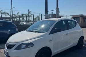 Lancia Ypsilon 1.0 FireFly 5 porte S&S Hybrid Albe