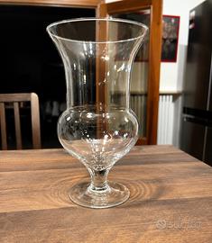 Vaso a calice in vetro trasparente