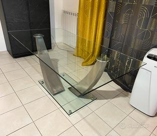 Tavolo di design con piano e base in vetro