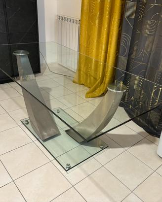 Tavolo di design con piano e base in vetro