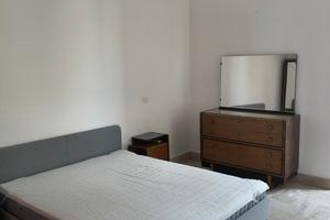 Luminosa e spaziosa stanza