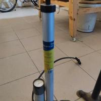 Pompa manuale con manometro