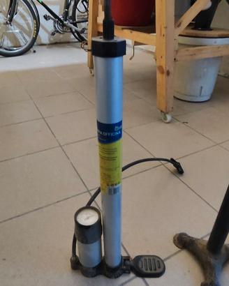 Pompa manuale con manometro