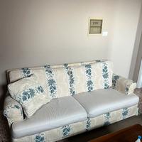 Divano 3 posti con rivestimento floreale