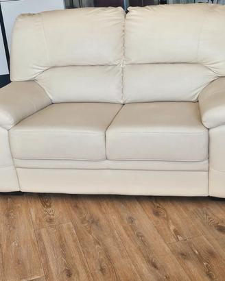 DUE DIVANI DUE E TRE POSTI COLORE CREMA