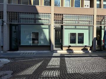 Negozio vetrinato in zona Largo dei Pecile