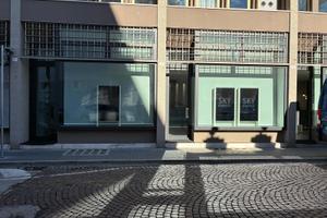 Negozio vetrinato in zona Largo dei Pecile