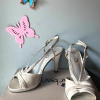 Scarpe in raso argento con tacco alto