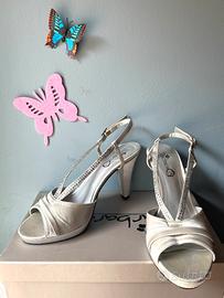 Scarpe in raso argento con tacco alto