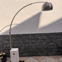 Lampada da terra con base in marmo