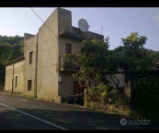 Casa a due piani con terreno di 1500 mq