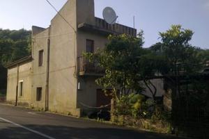 Casa a due piani con terreno di 1500 mq