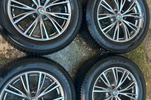 Cerchi e gomme Alfaromeo.