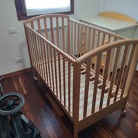Lettino in legno  con materasso e accessori