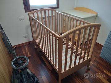 Lettino in legno  con materasso e accessori