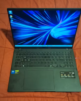 ASUS V16 RTX5050 8GB i7 240H, 24GB RAM, 1TB