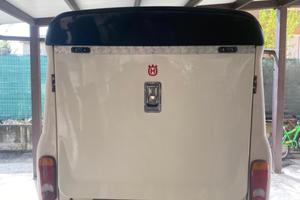 Carrello chiuso portamoto