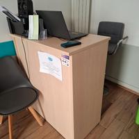 bancone reception e sedia