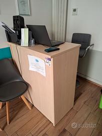 bancone reception e sedia