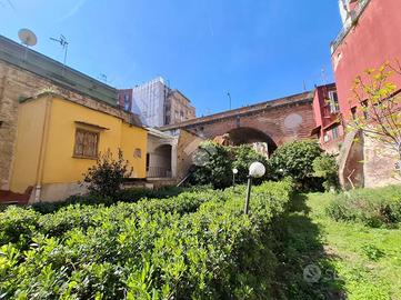2 LOCALI A NAPOLI