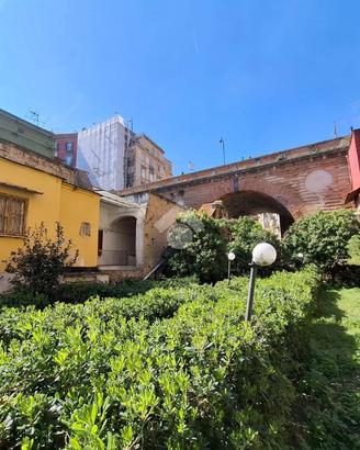 2 LOCALI A NAPOLI
