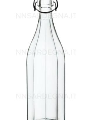 bottiglie di vino e damigiane