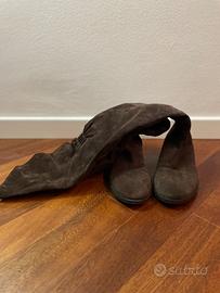 Stivale in camoscio marrone al ginocchio