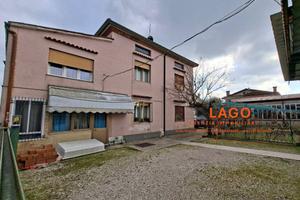 Casa indipendente di 200 m² con più di 5 locali e 