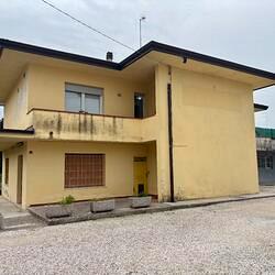 VILLETTA INDIPENDENTE CON AMPI SPAZI A FIUME VENET